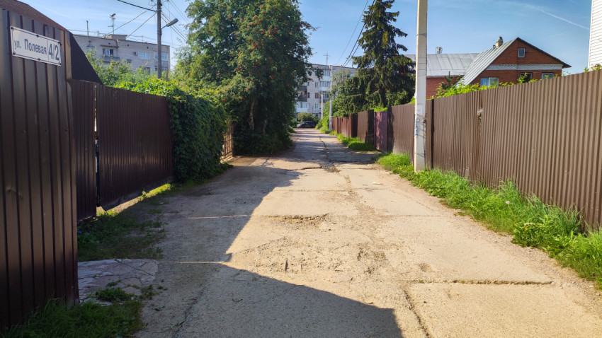 Узкая улица с бетонным покрытием в жилом районе города