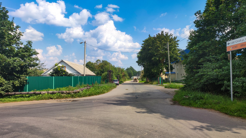 Сельская дорога с домами и деревьями