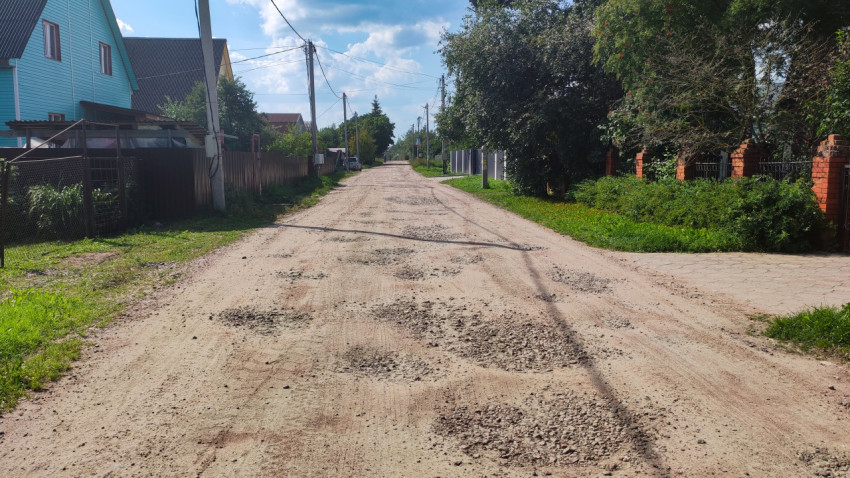 Грунтовая дорога с ямами в деревне