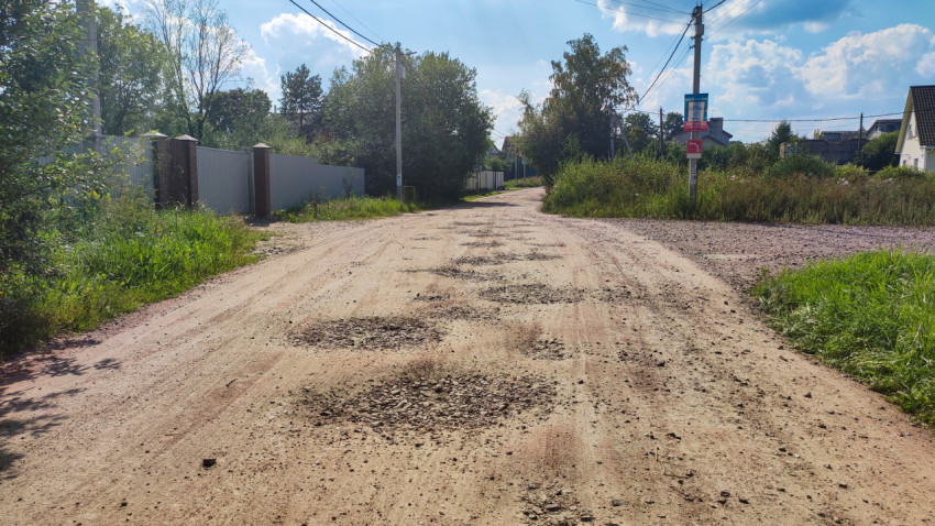 Грунтовая дорога с выбоинами в деревне