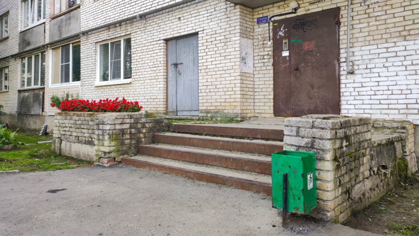 Вход в подъезд дома с несколькими дверями и ступенями