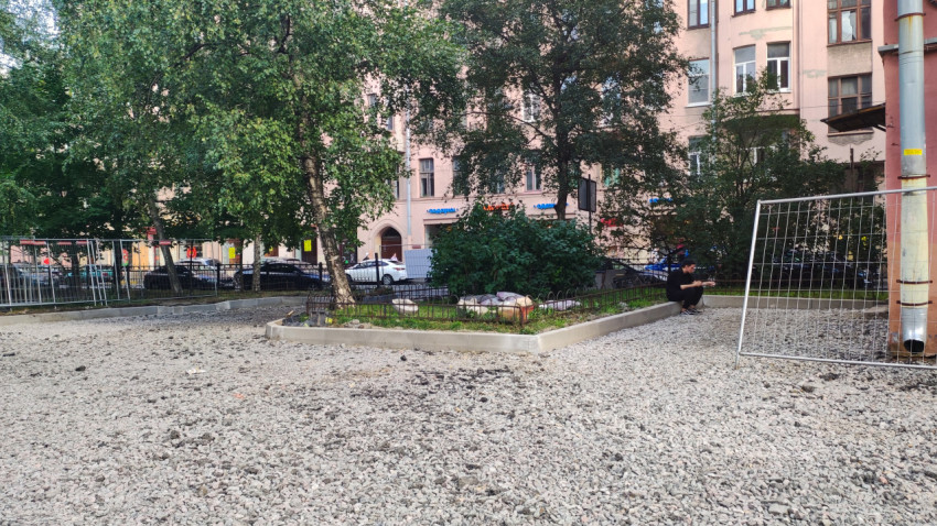 Территория двора многоквартирного дома, покрытая гравием