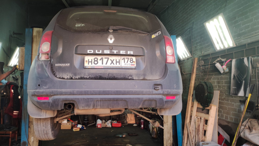 Ремонт автомобиля на подъемнике в автосервисе