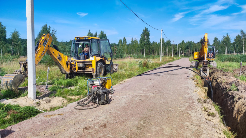 Строительная площадка с траншеекопателями на открытом воздухе