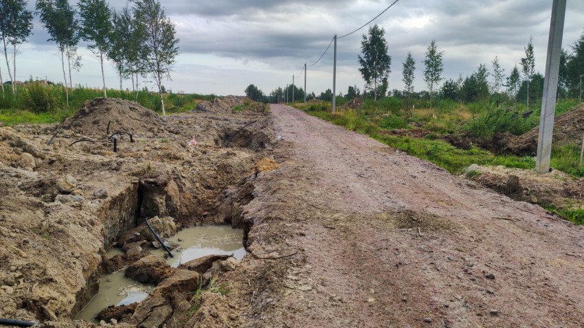 Траншея с инженерными коммуникациями вдоль дороги