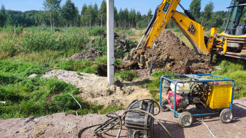 Работающий трактор на строительной площадке в пригороде