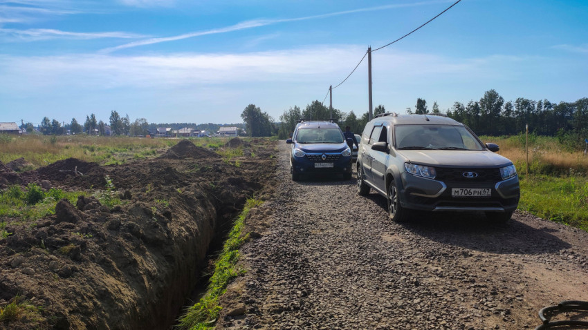 Автомобили, припаркованные на грунтовой дороге