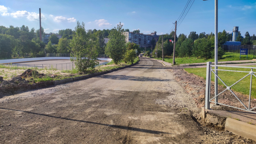Дорога в процессе подготовки к асфальтированию в жилом районе