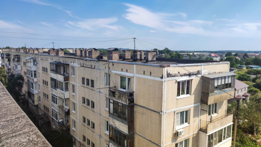 Советский жилой дом на фоне городской застройки