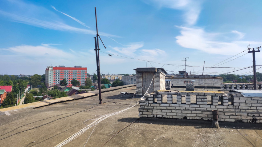 Крыша многоквартирного дома с панорамным видом на город