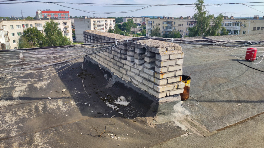 Вентиляционная шахта из кирпича на крыше здания в солнечный день
