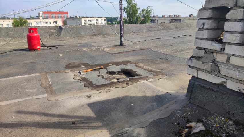 Повреждение крыши многоэтажного здания в жилом районе