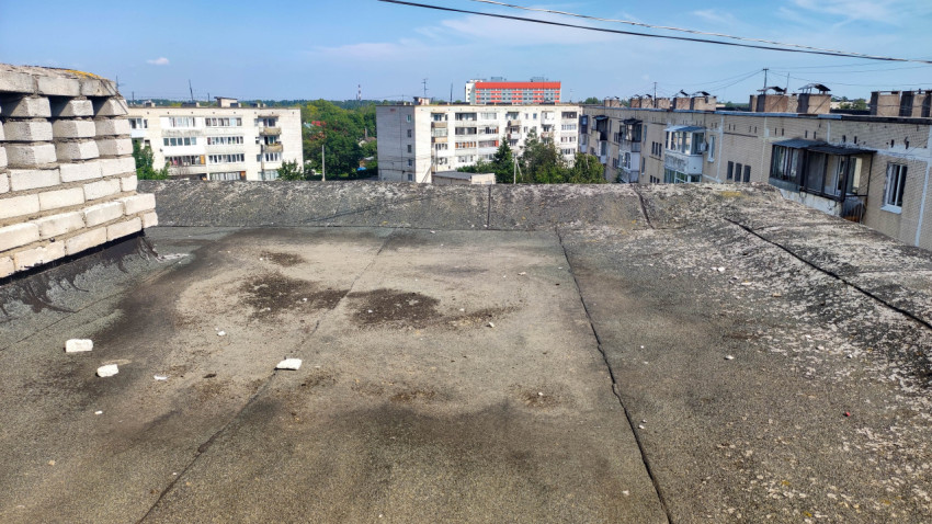 Крыша многоквартирного дома с видом на окрестности
