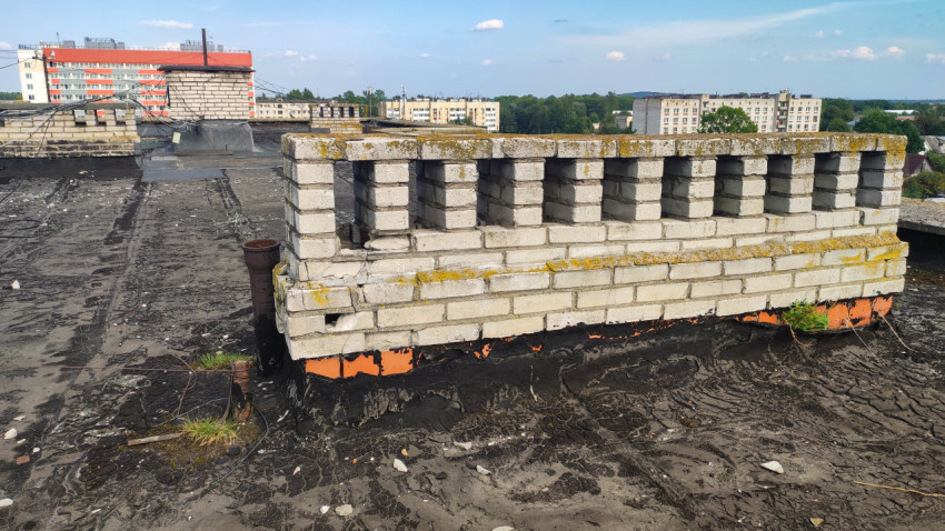 Крыша с кирпичной вентиляционной шахтой на многоквартирном доме