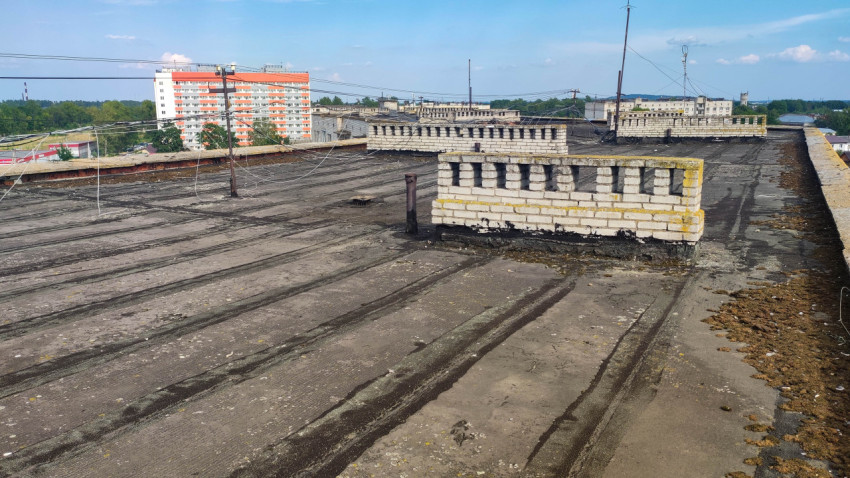 Крыша многоэтажного здания с мягкой кровлей