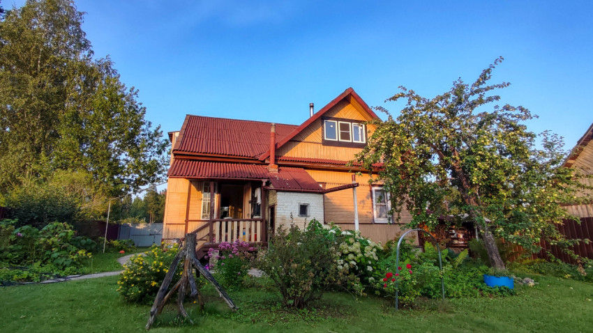 Загородный дом с мансардой и красной крышей