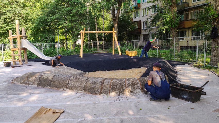 Площадка для детей в процессе укладки резинового покрытия