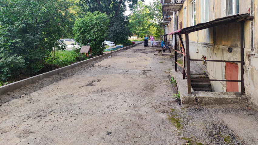 Дорога во дворе многоквартирного дома в стадии ремонта
