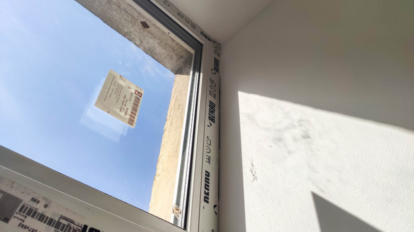 Окно с видом на ясное голубое небо