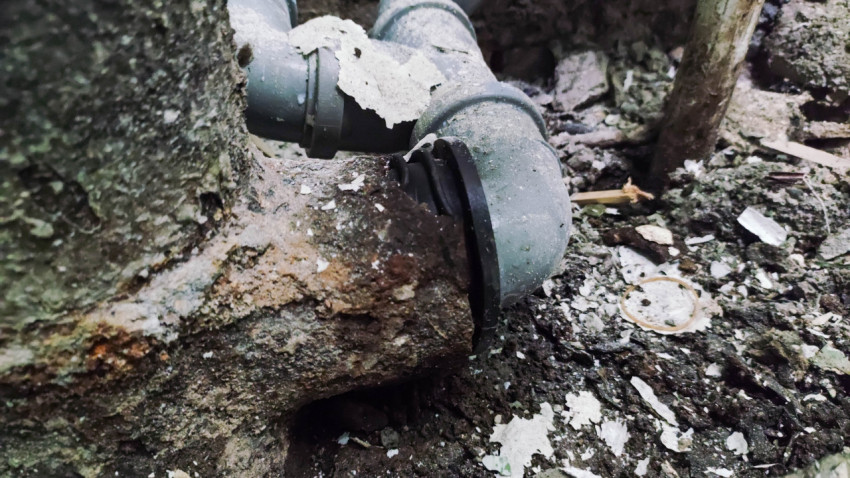Соединение труб, расположенных на грязном полу