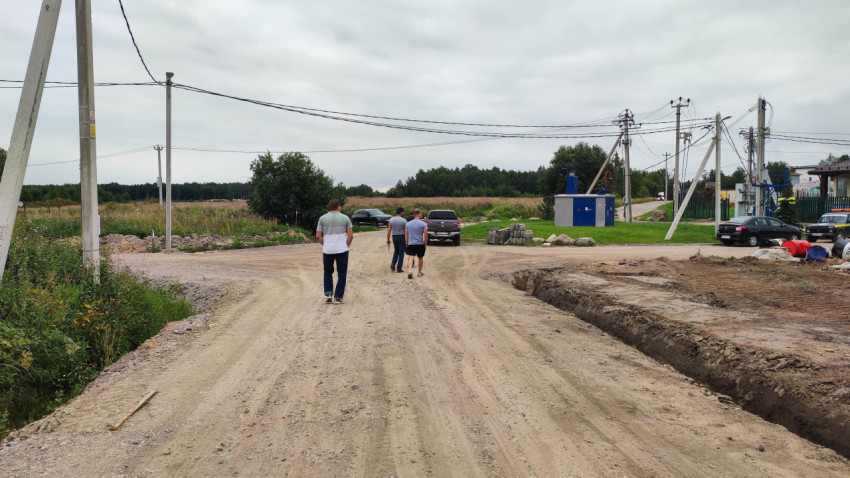 Сельская дорога с людьми на фоне природы