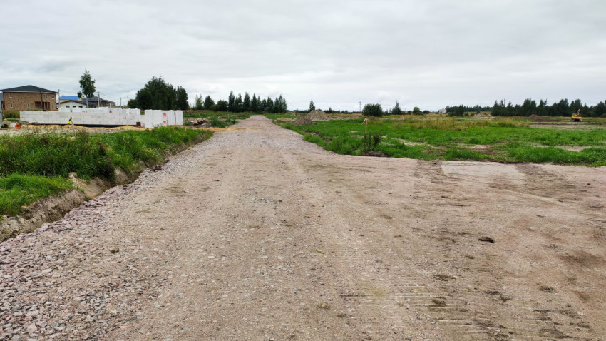 Загородный участок под строительство с гравийной дорогой