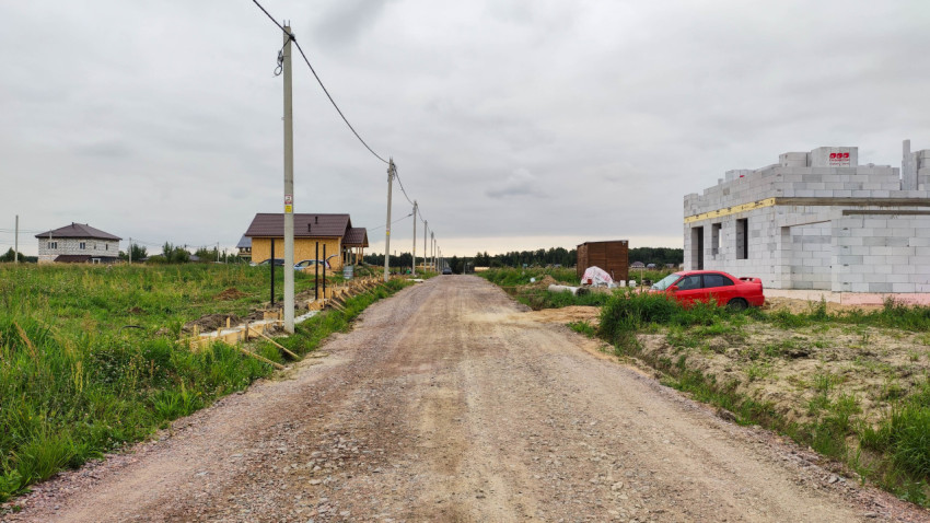 Загородная улица с новостройками и строительными работами