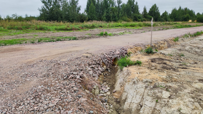 Грунтовая дорога с водоотводным каналом и укреплённым мостиком