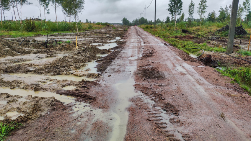 Грунтовая дорога после дождя на строительной площадке