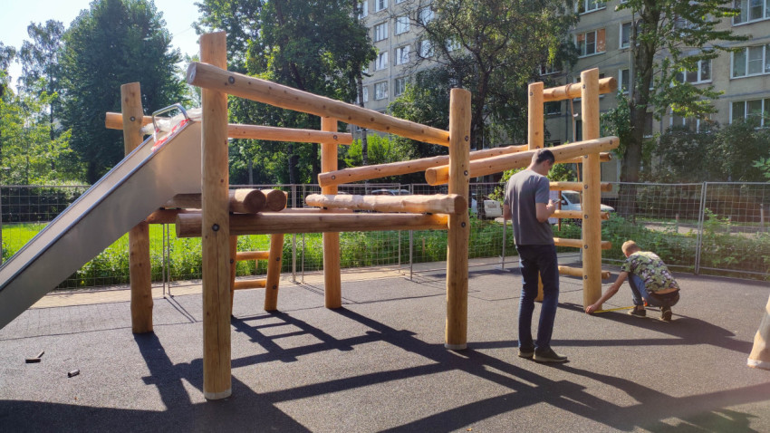 Монтаж деревянного игрового комплекса на детской площадке