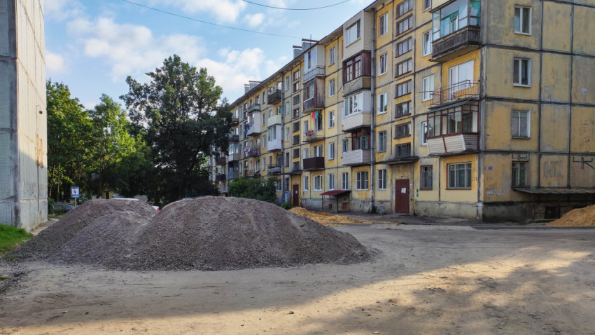 Материалы для благоустройства двора возле многоквартирного дома