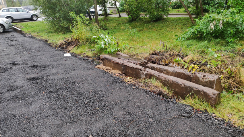 Укладка бордюра возле гравийной парковки