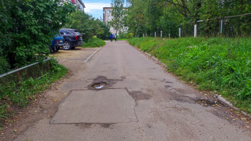 Дорога в жилом районе с повреждениями и пешеходами