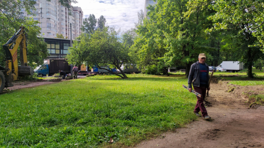 Работы по благоустройству с экскаватором и рабочими