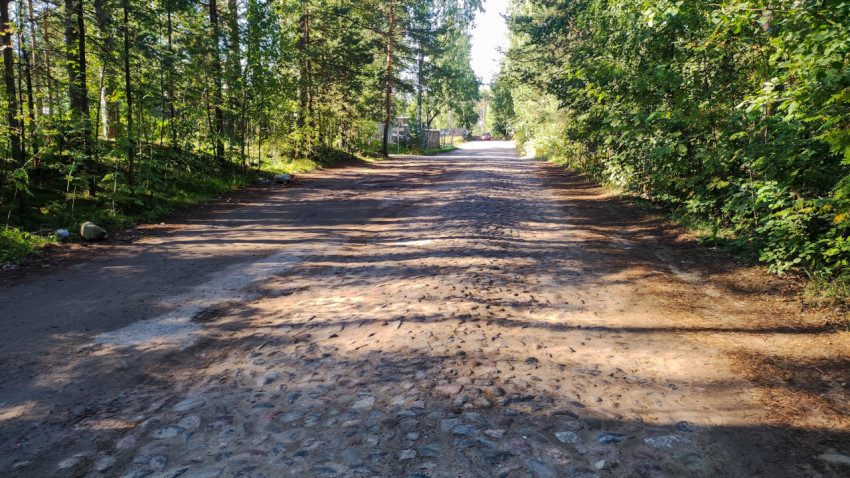 Улица с булыжной мостовой в поселке летом