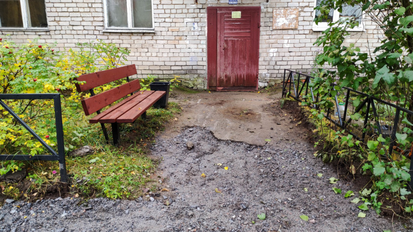 Дворовая зона с лавочкой у жилого дома