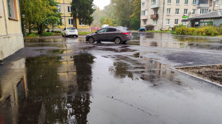 Придомовая парковка под дождём
