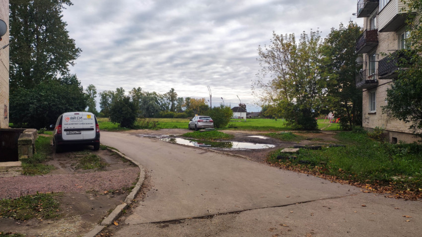 Лужа на придомовой территории возле многоквартирного дома