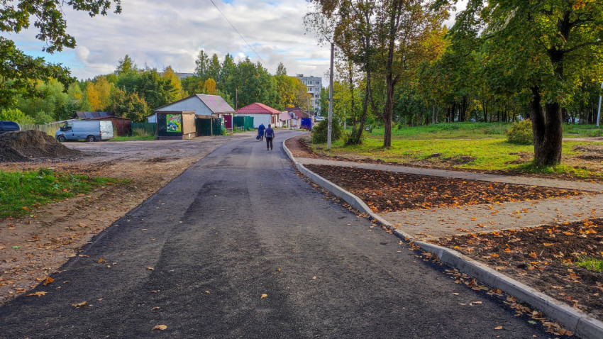 Участок новой дороги с благоустройством и тротуаром