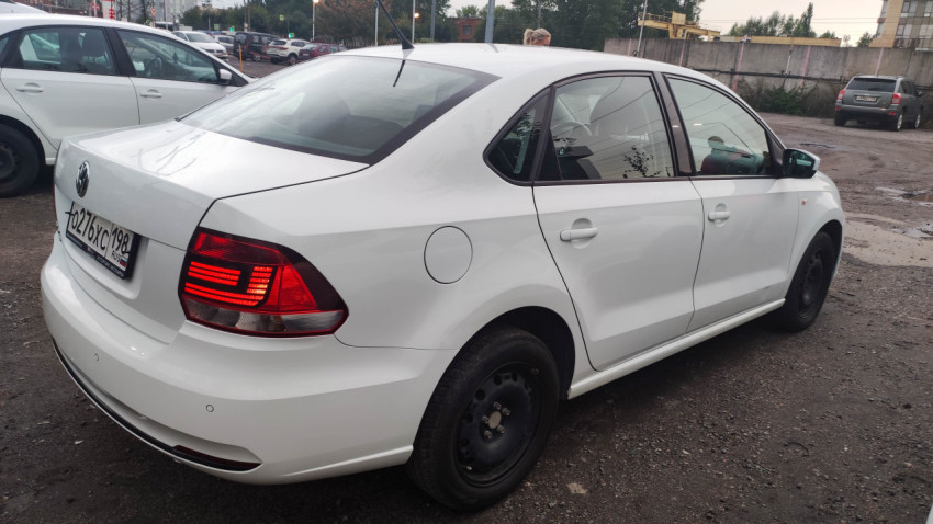 Volkswagen Polo белого цвета на стоянке