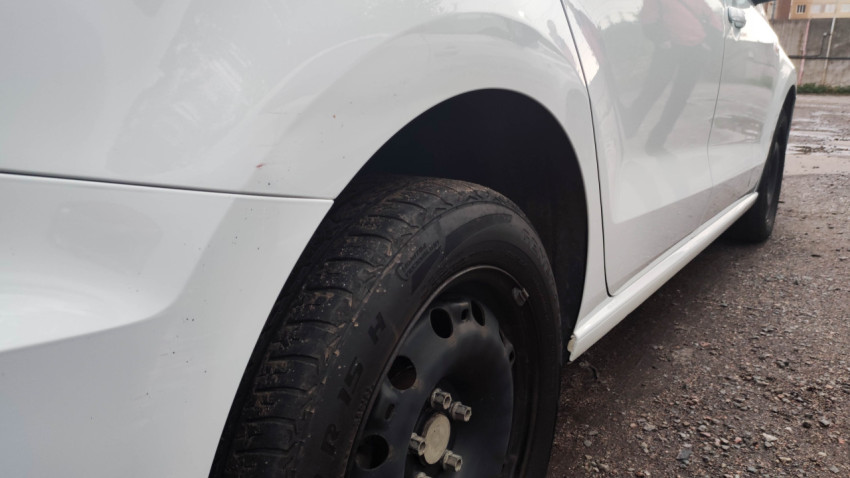 Крупный план заднего колеса Volkswagen Polo