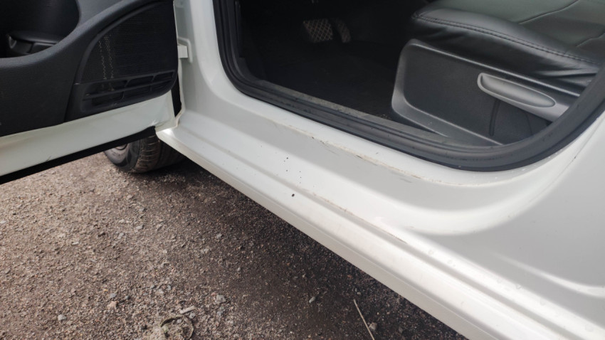 Порог и открытая дверь Volkswagen Polo