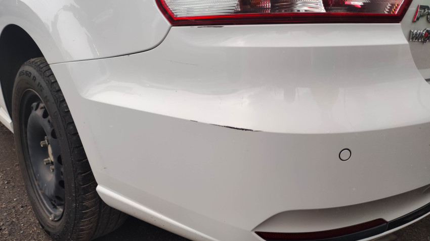 Задний бампер Volkswagen Polo с царапинами