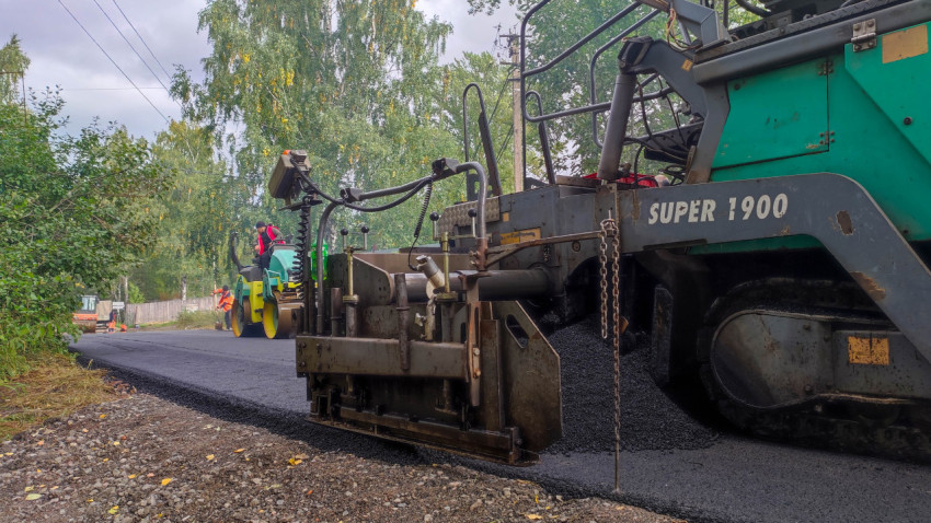 Асфальтоукладчик Vogele Super 1900 и каток Ammann в процессе укладки асфальта