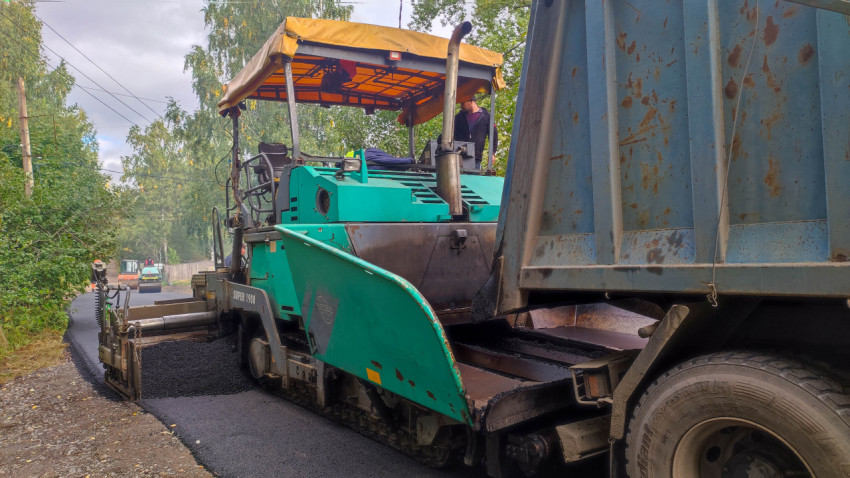 Асфальтоукладчик Vogele Super 1900 в процессе работы с грузовиком