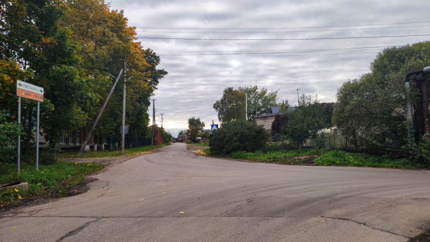 Перекрёсток с указателями на Советскую улицу и КСИЛ