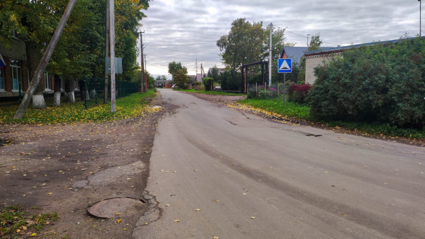Дорога с дорожным знаком, обозначающим лежачего полицейского