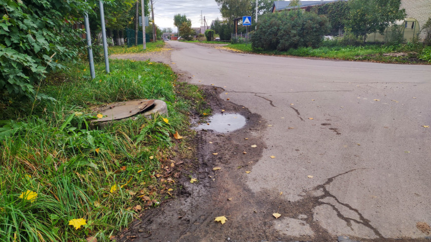 Асфальтированная дорога с повреждённым люком