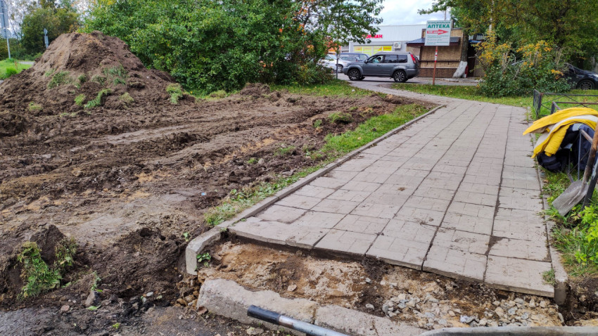 Процесс ремонта тротуара с частичной заменой плитки