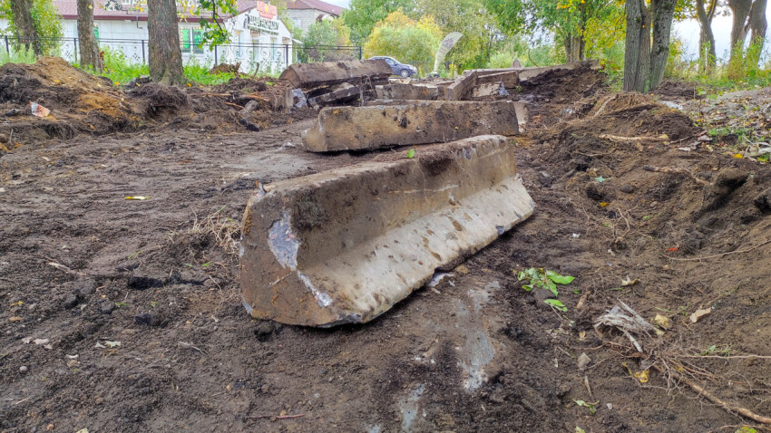 Демонтаж старых бетонных бордюров